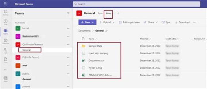 How do I choose the download location in Microsoft Teams?