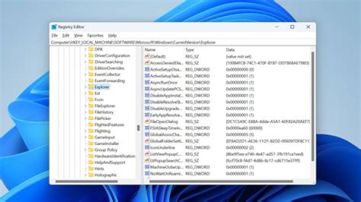 How do I reset the registry using the repair console in Windows 7?