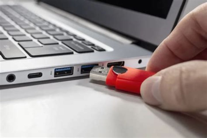 How many devices can be plugged into a USB hub, and how is power distributed amongst them? [closed]