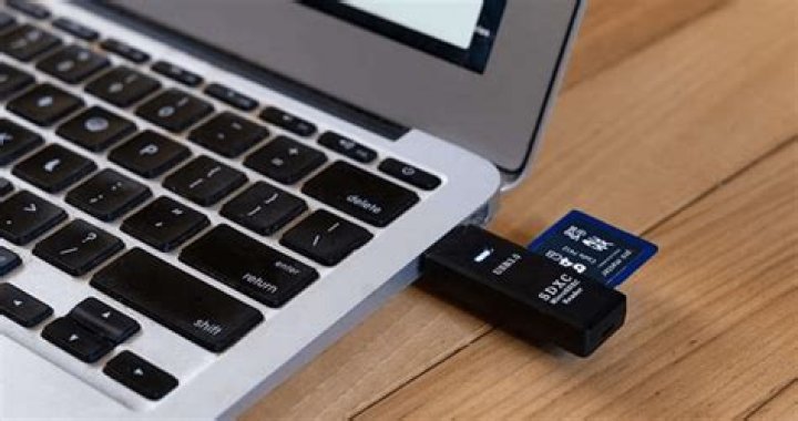 How to discover what file in the dev/ directory is related to the SD card reader of my laptop?