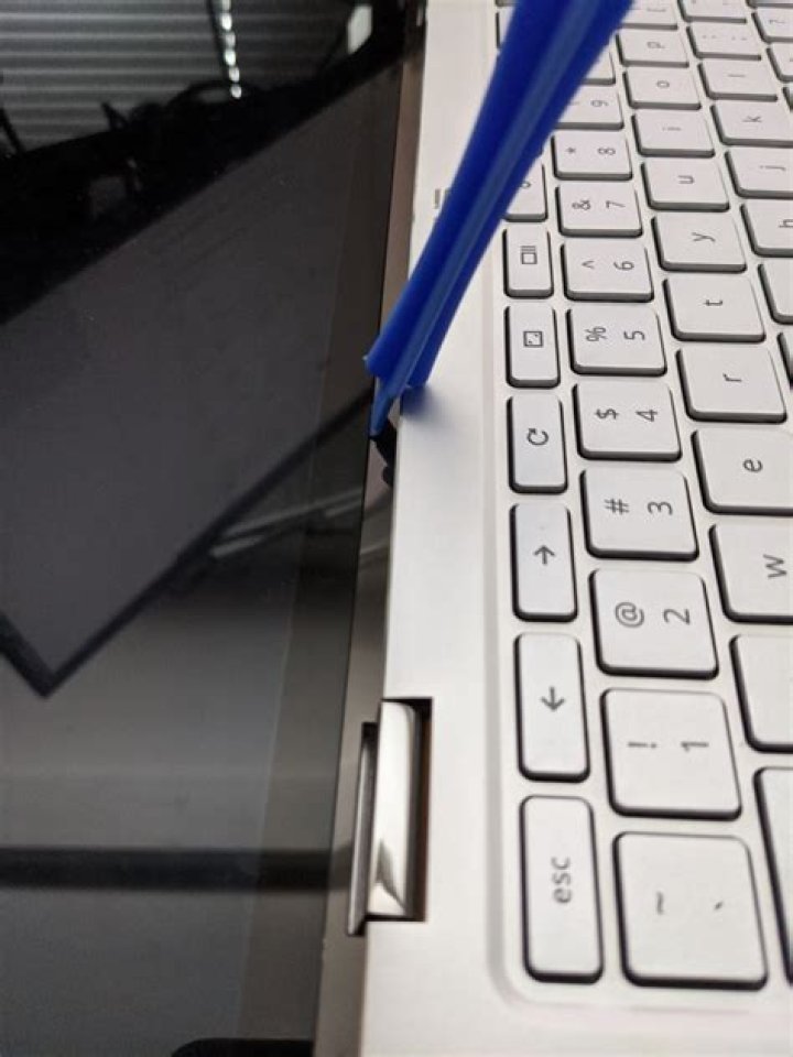 How to replace an ASUS C523NA-IH24T Chromebook screen?