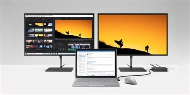 How to synchronize the content of two laptops to display on screen?