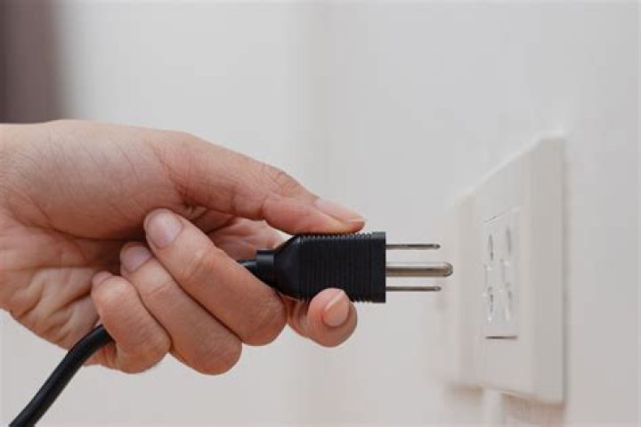 May I hot-plug (or unplug) non computing devices (i.e: fans) on the power supply of my computer?
