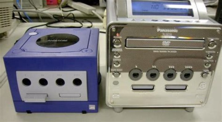 What are the exact differences between the Nintendo Gamecube and Panasonic Q?