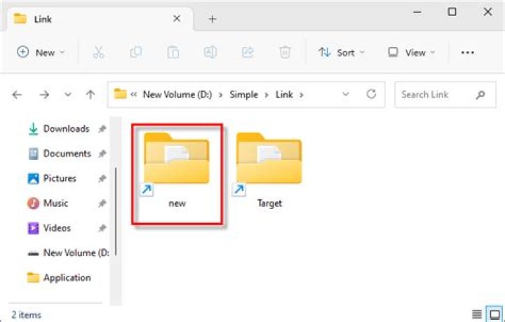 Windows 8.1 - mklink to a folder with files in it
