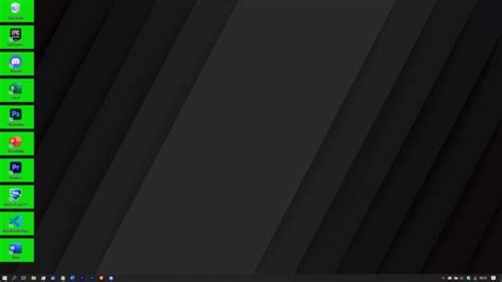 Windows Background randomly updates to green