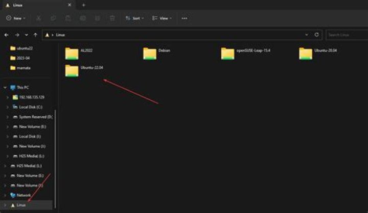 Windows Explorer, showing an Ubuntu ISO image as a WinRAR file, even though it is not a .rar file.